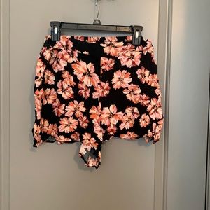 Flowy floral plus size shorts